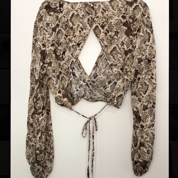 Cropped Python Print Blouse - Picture 3 of 3